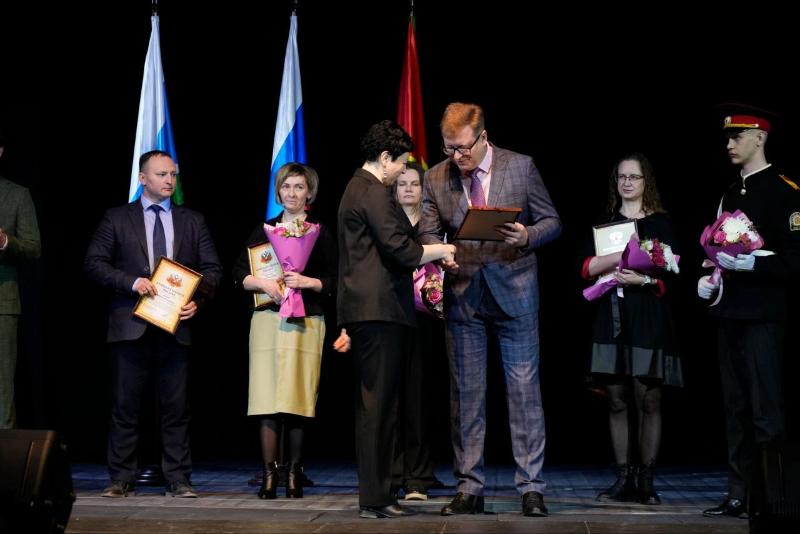 Игорь Кабец наградил муниципальных служащих Первоуральска в преддверии Дня местного самоуправления   | Мэр Первоуральска наградил муниципальных служащих