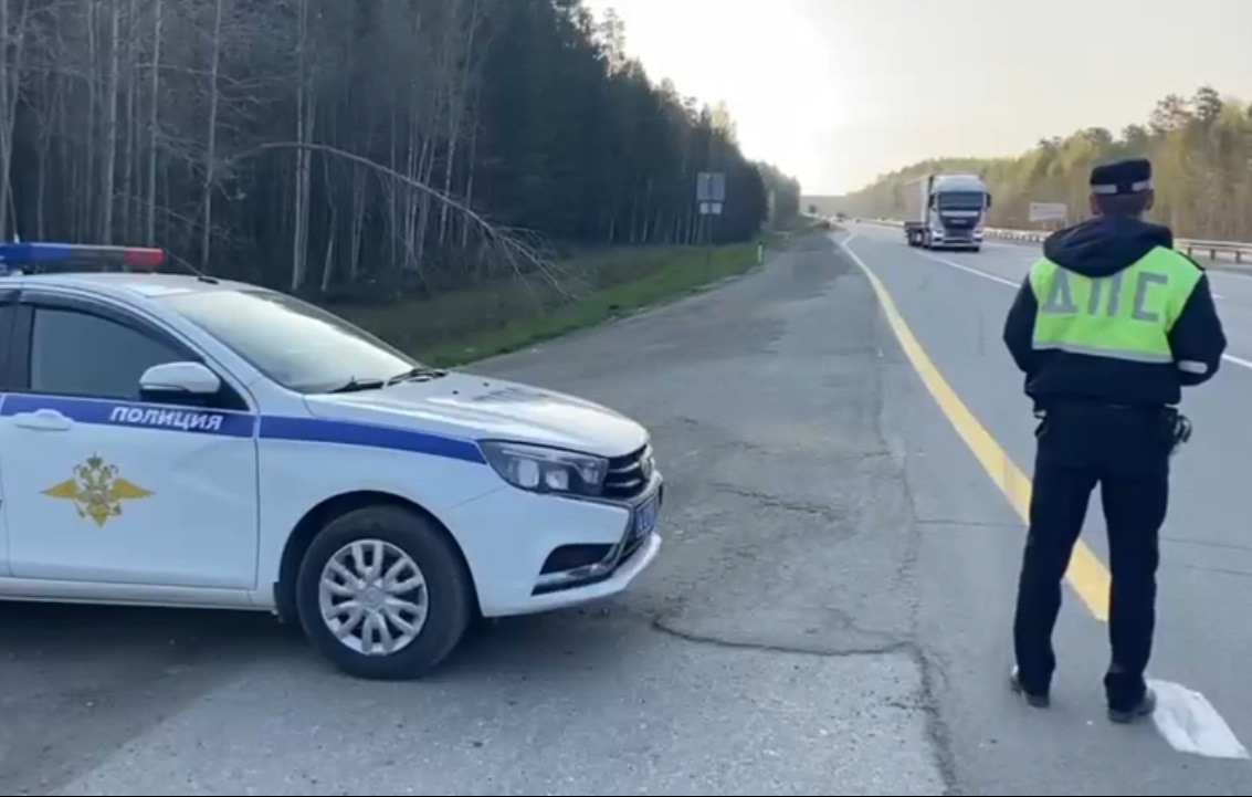 Под Первоуральском легковая машина столкнулась с грузовиком, есть погибшие