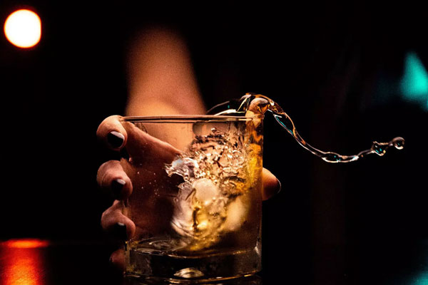 Соджу маскирует риски: эксперт из "Алкомед" рассказал о вреде модного корейского алкоголя | Нарколог о соджу: почему мягкий вкус маскирует вред для здоровья