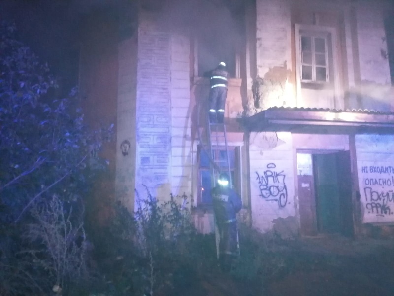 Накануне в Первоуральске случился пожар в заброшенном здании Накануне в Первоуральске случился пожар в заброшенном здании