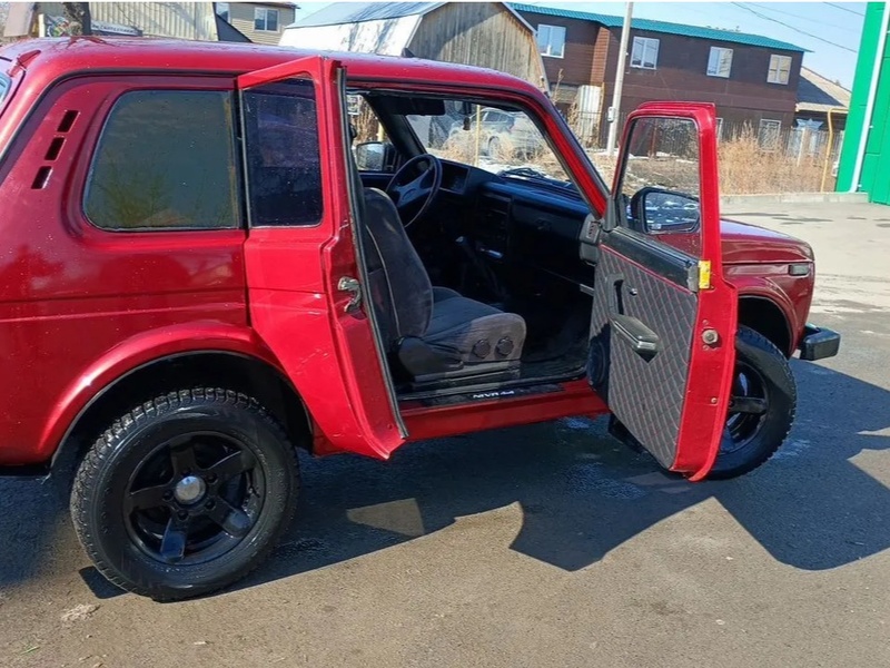 Редкая бронированная "Нива" с дополнительной дверью выставлена на продажу в Свердловской области | В Свердловской области выставлена на продажу редкая бронированная «Нива»