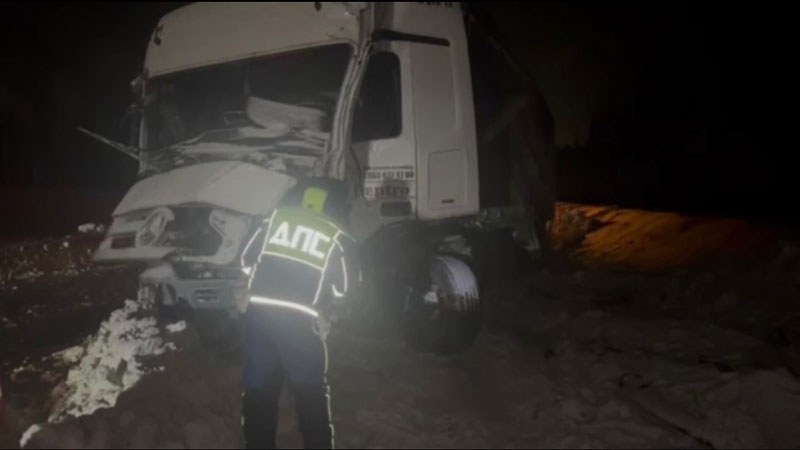 На трассе М-12 под Первоуральском столкнулись три грузовика | На трассе М-12 под Первоуральском столкнулись три фуры