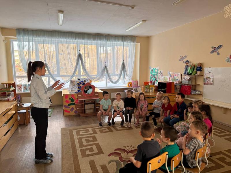 Дошкольникам Первоуральска рассказали о правилах поведения на дорогах и горках | В Первоуральске сотрудники ГАИ рассказали дошкольникам о правилах безопасности