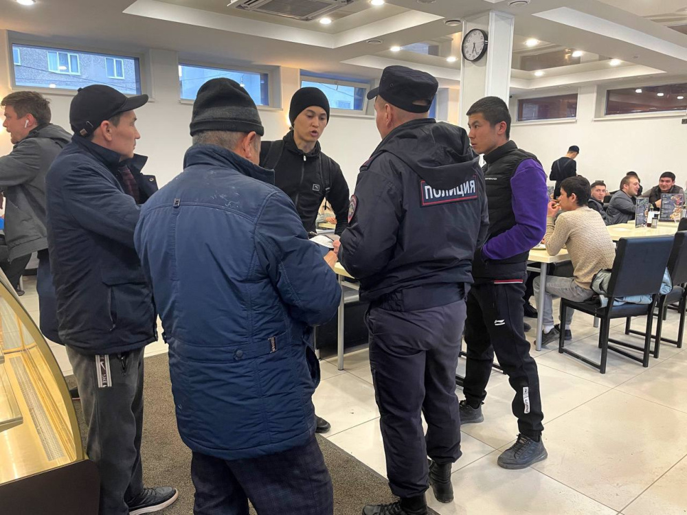 Масштабные рейды полицейских Екатеринбурга: ловля мигрантов и подростков в ночное время | На Урале полицейские два дня подряд ловили мигрантов и выявляли подростков гуляющих ночами