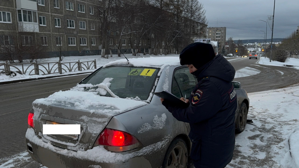 В Первоуральске водитель с 7 месяцами стажа сбила пешехода на светофоре | В Первоуральске молодой водитель сбила пешехода на переходе