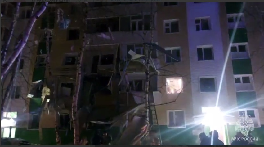 В Нижневартовске обрушилась часть пятиэтажки, есть погибшие