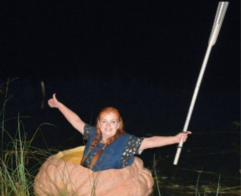 Жительница Псковской области сделала лодку из тыквы весом больше 200 килограммов | Россиянка вырастила огромную тыкву, дала ей имя и превратила в лодку Жительница Псковской области сделала лодку из тыквы весом больше 200 килограммов | Россиянка вырастила огромную тыкву, дала ей имя и превратила в лодку