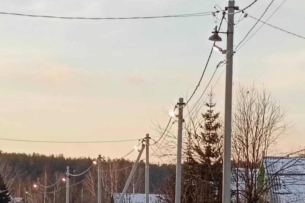 В деревне под Первоуральском установили 50 новых светильников | На Урале на уличное освещение направили более миллиона рублей 