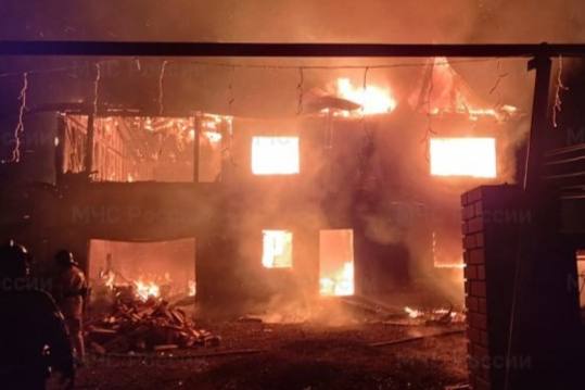 В поселке Первоуральска в пожаре сгорел частный жилой дом   | На Урале из горящего дома эвакуировались четверо детей 