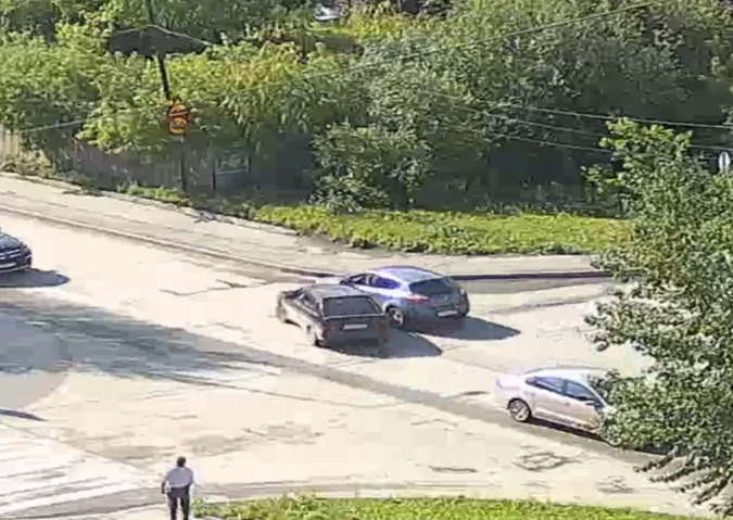 В Первоуральске на Ленина — Емлина столкнулись автомобили