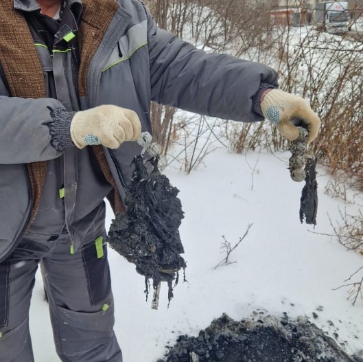 Из коллектора в Пeрвoуральcке извлекли 18 кг необычного мусора | Водоканал очистил канализационный коллектор в Первоуральске от 18 кг мусора