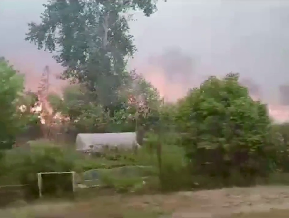 На Урале природный пожар перекинулся на деревню — уничтожены десятки домов На Урале природный пожар перекинулся на деревню — уничтожены десятки домов