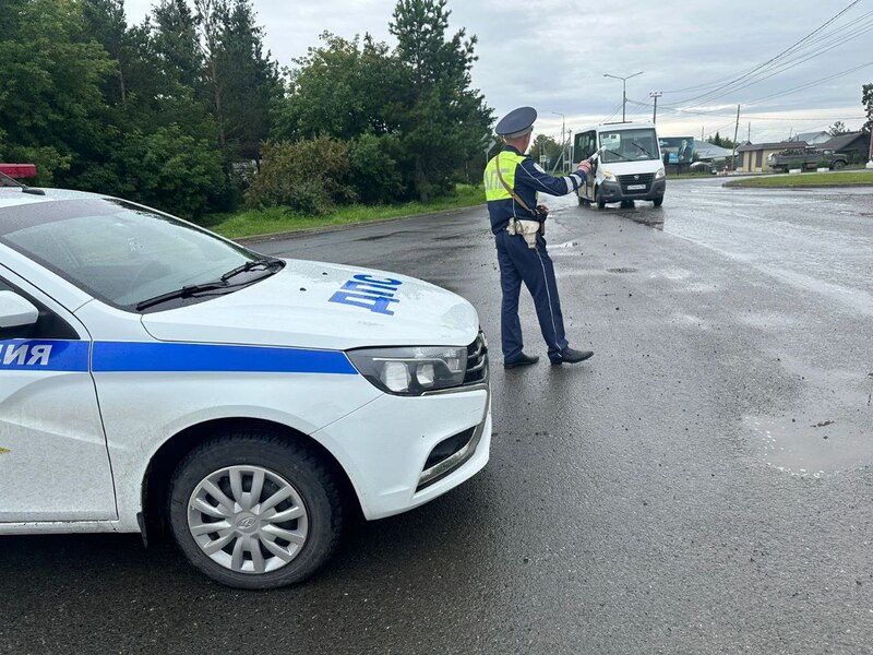 Сотрудники автоинспекции пресекли почти сто нарушений ПДД в Свердловской области | Уральские сотрудники ГИБДД проверили почти тысячу автобусов