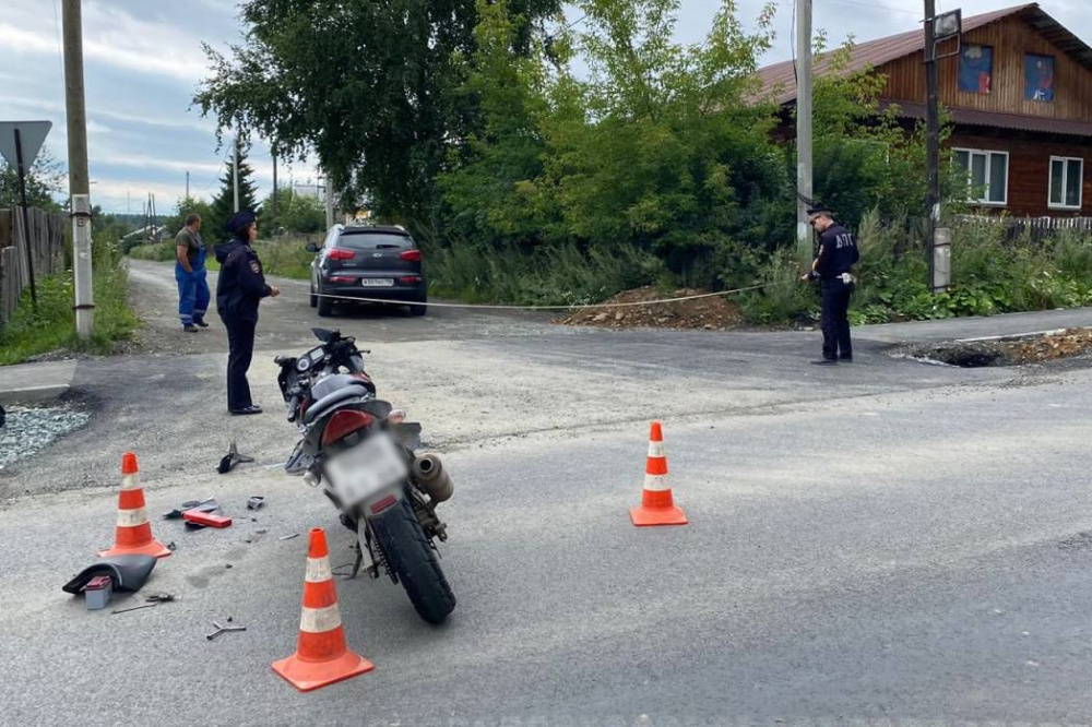 В Первоуральске 16-летний водитель мотоцикла выехал на встречку и столкнулся с автомобилем  | На Урале в ДТП пострадал 16-летний мотоциклист, его доставили в больницу