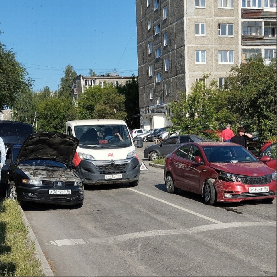 В центре Первоуральска произошла дорожная авария В центре Первоуральска произошла дорожная авария