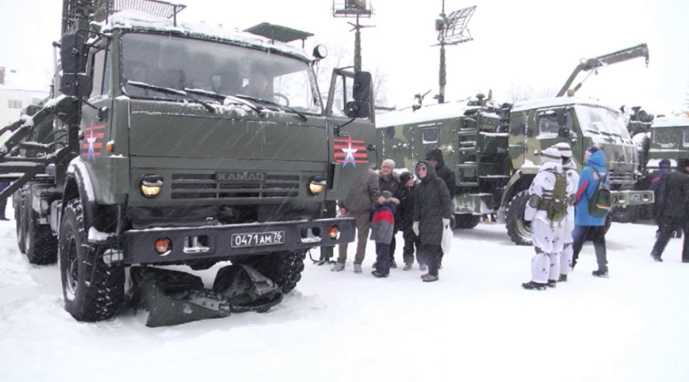 Жителям Первоуральска показали военную технику и технологии подготовки военных | В Первоуральске прошла выставка военной техники ко Дню защитника Отечества