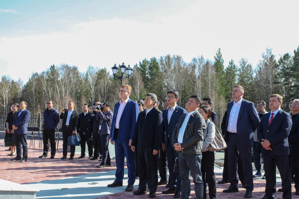 Китайская делегация в Свердловской области: переговоры и культурный обмен | Китайская делегация посетили стелу "Европа-Азия" что под Первоуральском