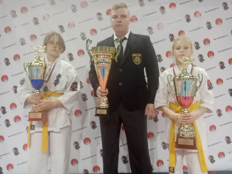 Каратисты из Первоуральска завоевали два золота на турнире в Москве | Первоуральские каратисты стали лучшими в России