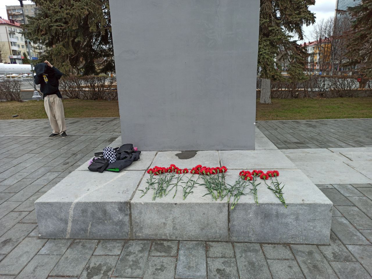 Первоуральцы в Первомай принесли Ленину гвоздики