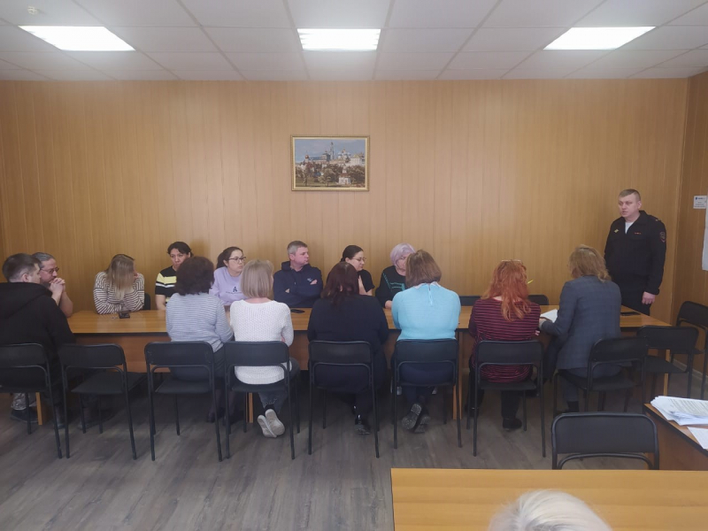 Начальник полиции Первоуральска встретился с трудовым коллективом «Водоканала» | Женщина в Первоуральске перевела "сотрудникам ФСБ" 345 000 рублей Начальник полиции Первоуральска встретился с трудовым коллективом «Водоканала» | Женщина в Первоуральске перевела "сотрудникам ФСБ" 345 000 рублей