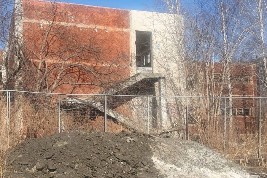 «Здесь могут погибнуть дети»: в Первоуральске открыт доступ к аварийному зданию | На Урале общественница привлекла внимание к проблеме аварийного здания