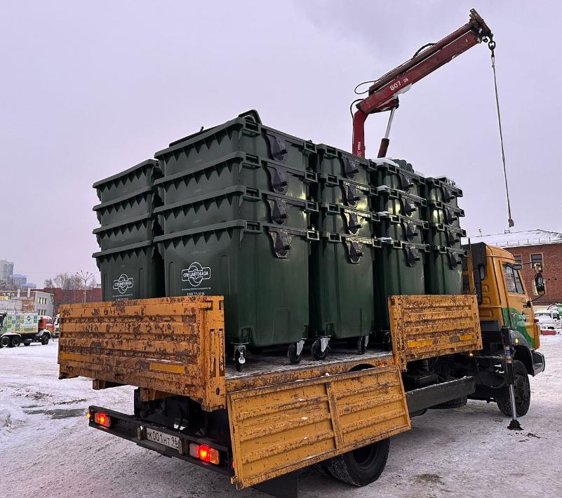 «Спецавтобаза» поставила 500 евроконтейнеров в западные районы Свердловской области | В Свердловскую область завезли 500 современных контейнеров 