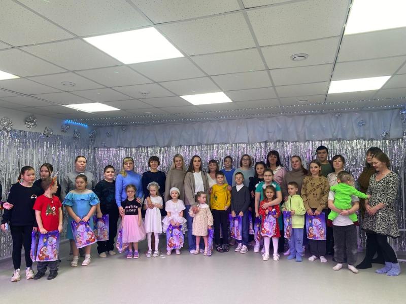 Дети первоуральских медиков посетили спектакль «Мир начинается с детства» | В Первоуральске дети сотрудников больницы посетили спектакль про детство