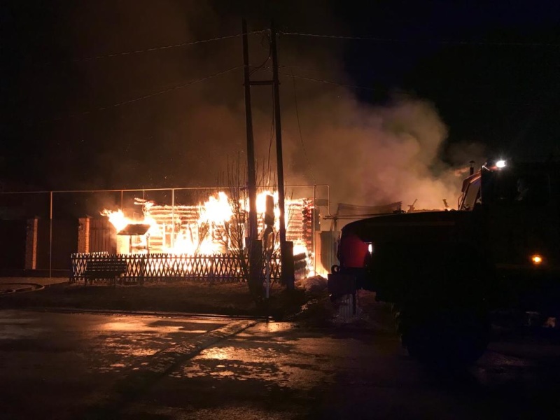 Ночью под Первоуральском случился сильный пожар Ночью под Первоуральском случился сильный пожар
