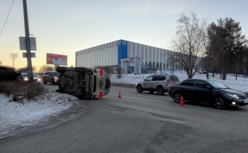 В Первоуральске внедорожник врезался в фонарь | В Первоуральске произошло ДТП на проспекте Ильича