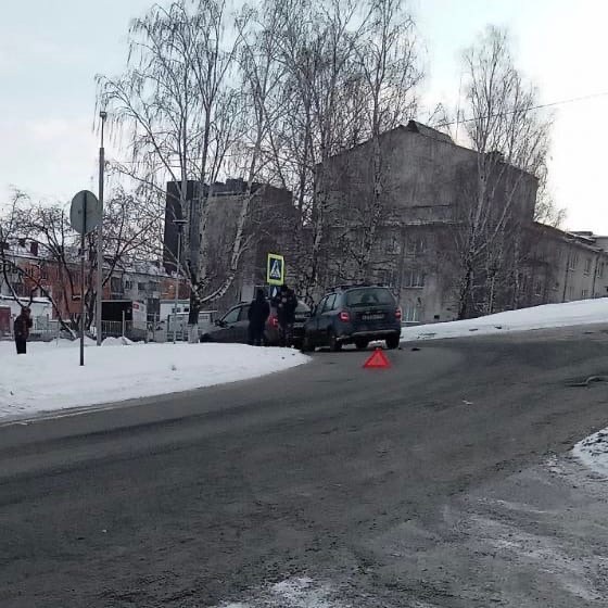 В центре Первоуральска столкнулись автомобили