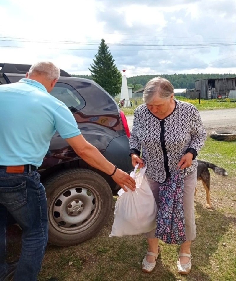 «Мы помогаем нуждающимся»: благотворительный фонд из Первоуральска доставил продукты жителям | Первоуральский благотворительный фонд привез нуждающимся продуктовые наборы
