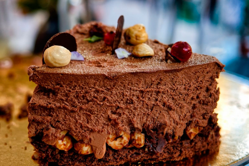 Замените часть муки на крахмал: кондитер объяснила, почему бисквит станет выше, нежнее и не зачерствеет