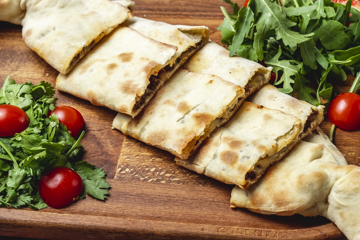 Гости не догадаются, из чего этот пирог: слоёный, сочный, а теста в нём... нет! Беру лаваш, добавляю яблоки — и в духовку Гости не догадаются, из чего этот пирог: слоёный, сочный, а теста в нём... нет! Беру лаваш, добавляю яблоки — и в духовку