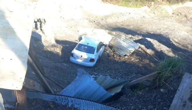 В Сочи такси упало в овраг