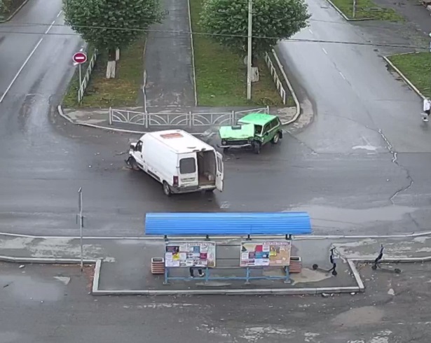 На окраине Первоуральска столкнулись микроавтобус и «Нива». Есть пострадавший На окраине Первоуральска столкнулись микроавтобус и «Нива». Есть пострадавший