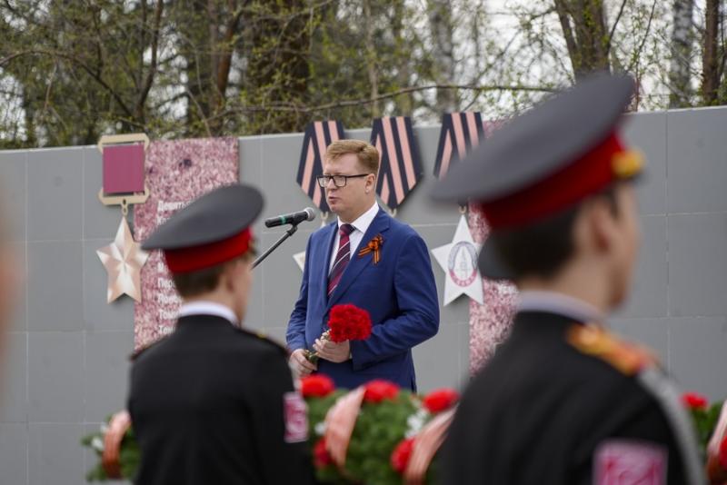 Мэр Первоуральска Игорь Кабец посетил ключевые мемориалы города в День 80-летия Великой Победы  | Глава Первоуральска почтил память героев в День 80-летия Великой Победы  