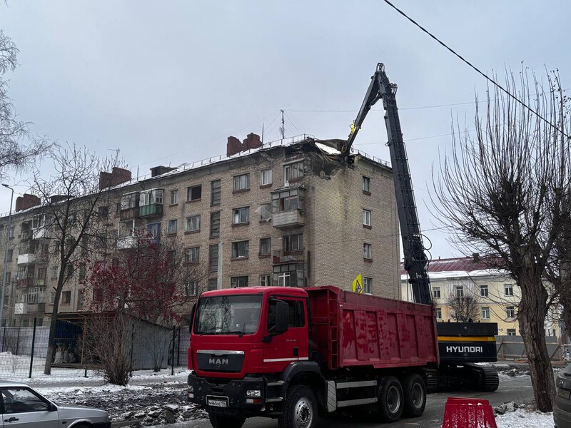На улице Ватутина в Первоуральске перекрыли движение из-за сноса здания | Проезд по улице Ватутина ограничен, ведется демонтаж здания