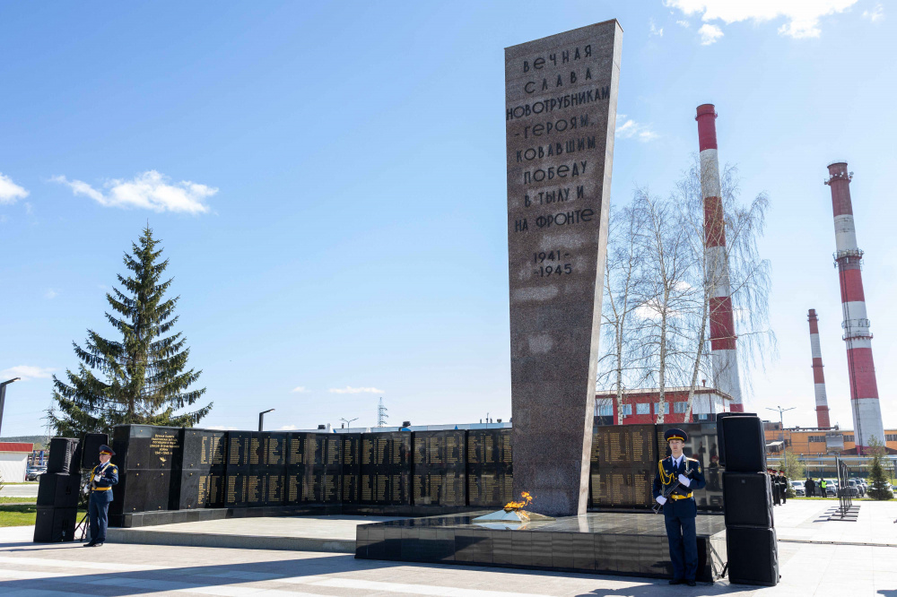Глава Свердловской области Паслер открыл мемориал в Первоуральске после реконструкции | На Урале после реконструкции открыли мемориальный комплекс Глава Свердловской области Паслер открыл мемориал в Первоуральске после реконструкции | На Урале после реконструкции открыли мемориальный комплекс
