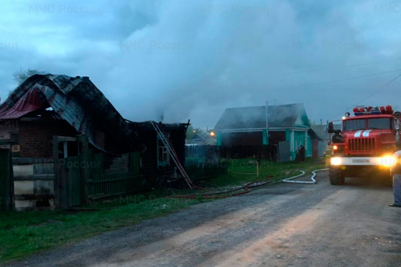 В крупном пожаре под Первоуральском сгорел частный жилой дом | Рано утром в Свердловской области сгорел частный жилой дом В крупном пожаре под Первоуральском сгорел частный жилой дом | Рано утром в Свердловской области сгорел частный жилой дом
