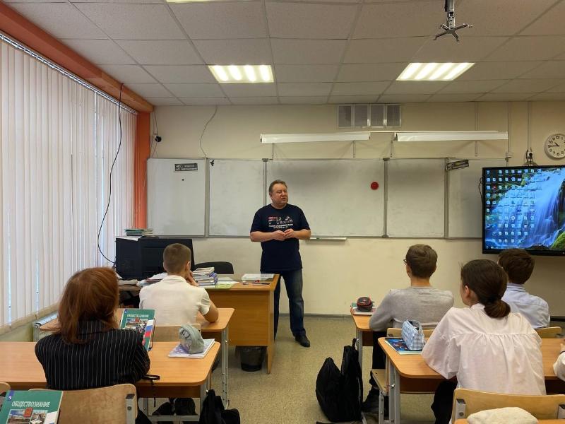 Первоуральский медик рассказал школьникам о вреде вейпов | Врач первоуральской больницы провел лекцию для школьников о вреде вейпов