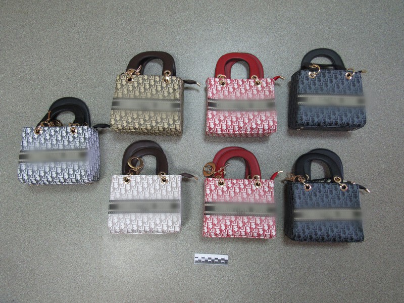 Уральские таможенники задержали женщину с 14 килограммами контрафактных сумок | Свердловская пенсионерка пыталась провезти в Россию 14 кг поддельных сумок