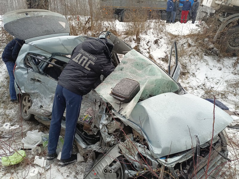 Свердловчанка погибла в ДТП с кормовозом | В Свердловской области водительница врезалась в грузовик и погибла