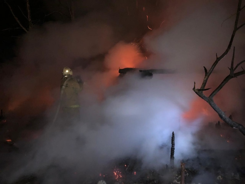 Рано утром под Первоуральском сгорели баня и садовый дом Рано утром под Первоуральском сгорели баня и садовый дом