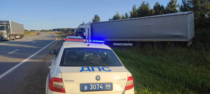 На трассе «Пермь — Екатеринбург» произошла авария со смертельным исходом | У водителя грузовика в Свердловской области отказало сердце