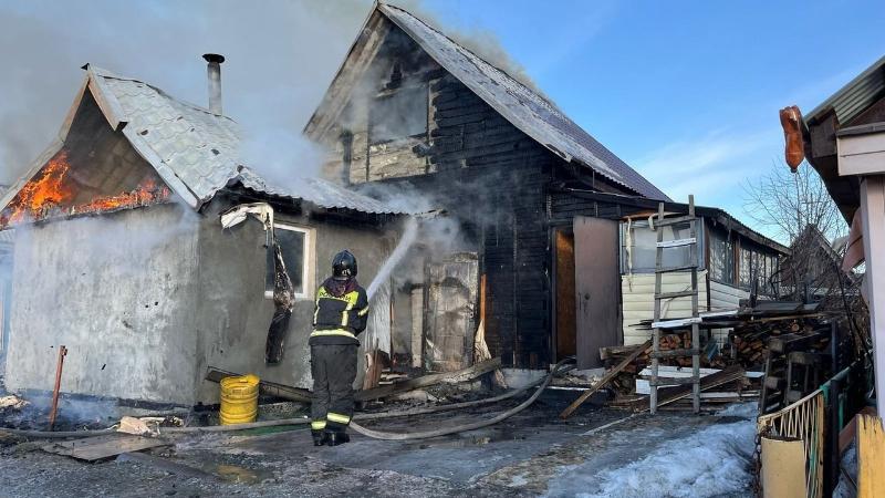 В СНТ под Первоуральском сгорел дачный дом: с огнем боролись 13 спасателей | Под Первоуральском в СНТ произошел пожар в дачном доме В СНТ под Первоуральском сгорел дачный дом: с огнем боролись 13 спасателей | Под Первоуральском в СНТ произошел пожар в дачном доме