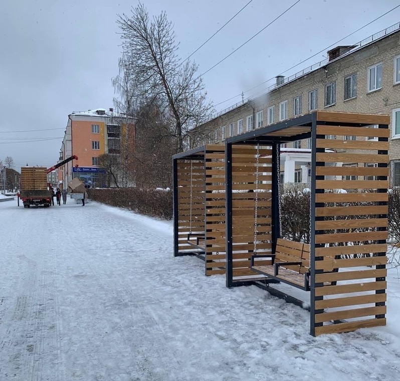 В центре Первоуральска установили качели и скамейки-спиннеры В центре Первоуральска установили качели и скамейки-спиннеры