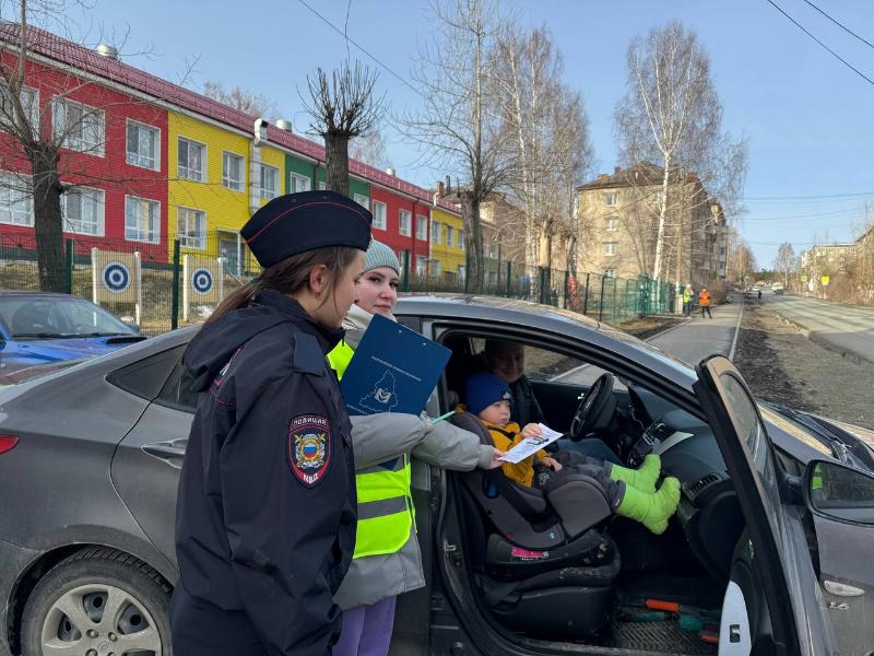 Как защитить ребенка на дороге: сотрудники ГАИ провели в Первоуральске акцию для родителей  | В Первоуральске прошла акция «Родительский патруль» в рамках проекта «Ребенок-пассажир»  