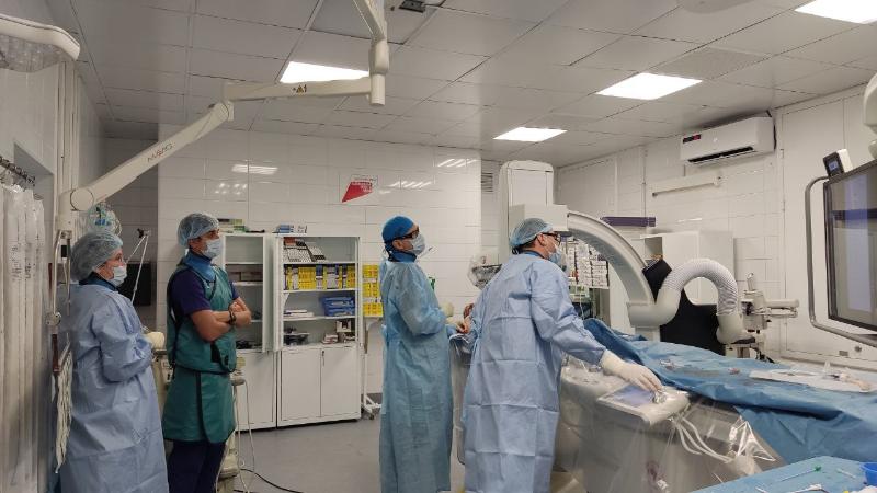 В Свердловской области врачи успешно прооперировали пациента со смертельным диагнозом | Врачи спасли свердловчанина от смертельной закупорки артерии 