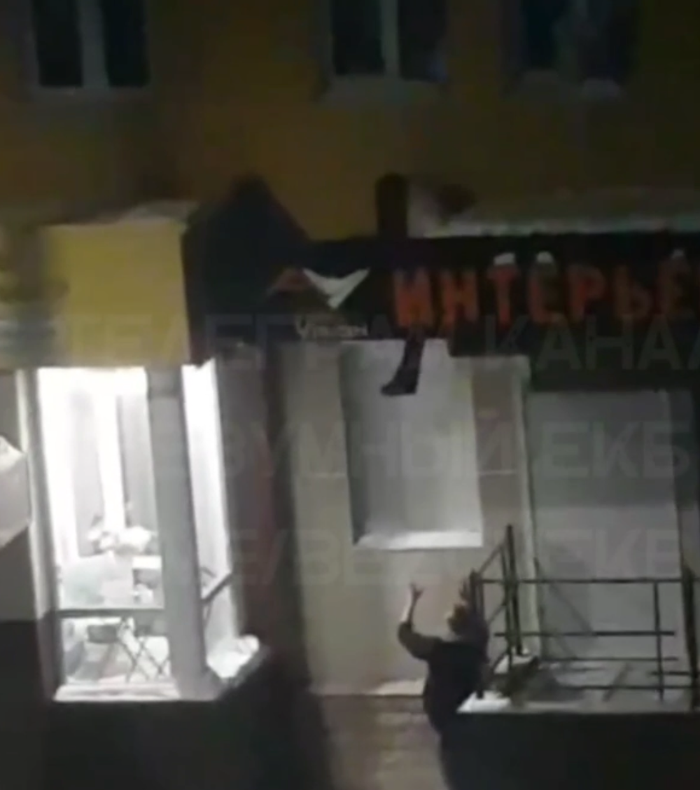 В Первоуральске девушка решила выйти на улицу через окно