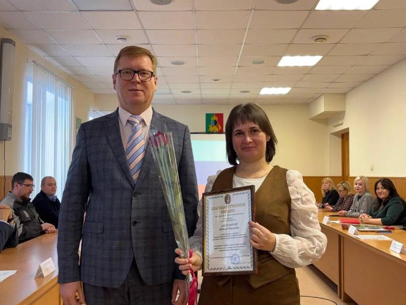 В Первоуральске наградили муниципальных сотрудников | Первоуральских сотрудников Администрации наградили почетными грамотами